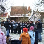 Singen beim "Christbaumstellen" 2005