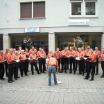 "Singendes Hohenlohe" am 1.7. in Crailsheim: Liederkranz Ruppertshofen-Leofels beim Ansingen in der Langen Straße