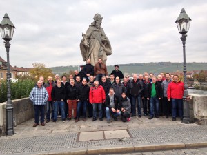 Die Sänger des Liederkranzes und Chorleiterin Monika Förnzler auf der alten Würzburger Mainbrücke