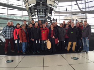 Die Besuchergruppe des Liederkranzes im Reichstag - Bildmitte Annette Sawade MdB (mit Blootzdeckel)