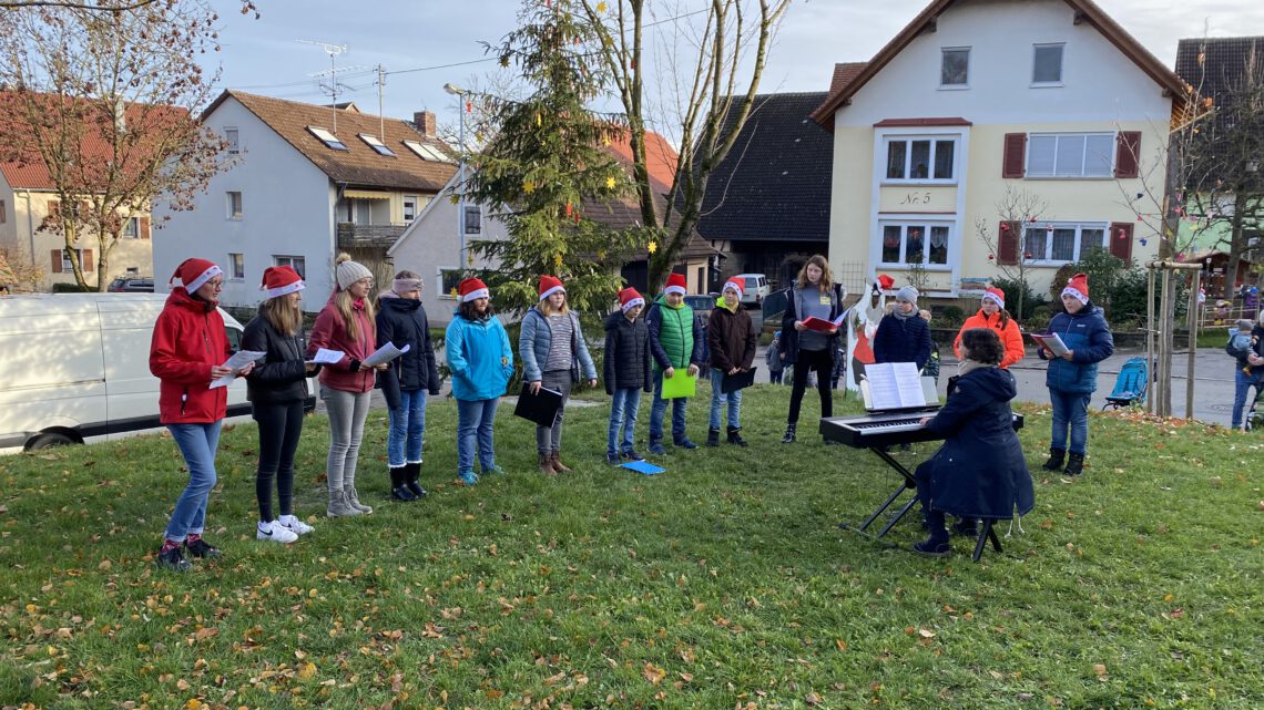 Auftritt des Jugendpopchores auf dem Dorfplatz